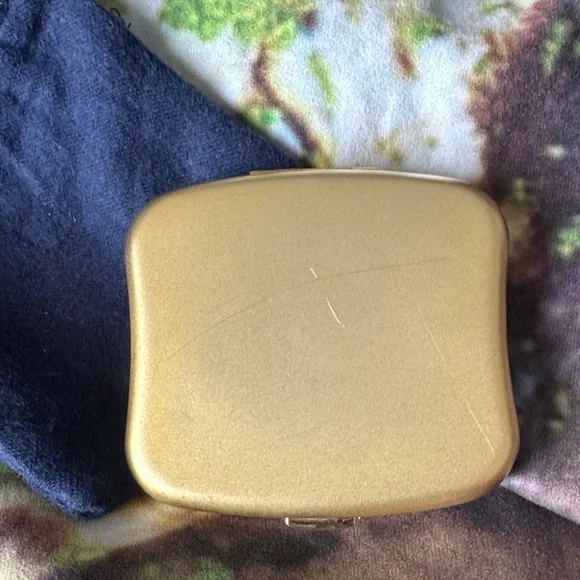 Vintage Estee Lauder Gold Compact with Bull Design - Picture 2 of 4